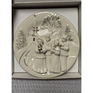 Mikasa Holiday Elegance FK001‎ Caroler Round 3D Fine Porcelain Decorative Plate.